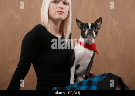 Jeune femme avec Bouledogue Français au tour Banque D'Images