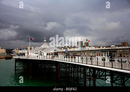 Les nuages de tempête Palace Pier Brighton Sussex England Angleterre UK Banque D'Images