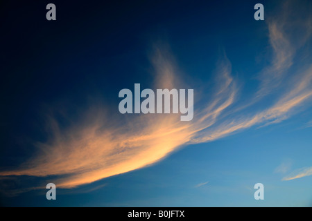 Cirrus Uncinus générique coucher soleil nuages dans un ciel bleu profond polarisé Banque D'Images