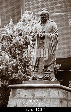 Statue de Confucius dans le quartier chinois de Manhattan New York City New York USA Banque D'Images