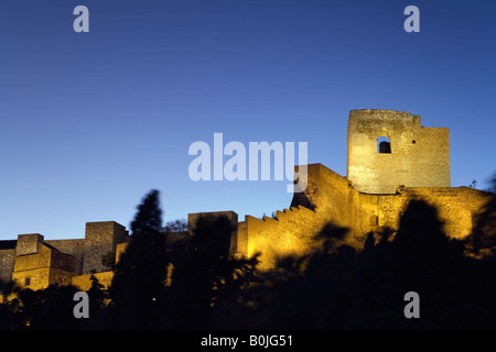 La ville de Malaga, Espagne, Europe. Palais forteresse Alcazaba allumé au crépuscule Banque D'Images