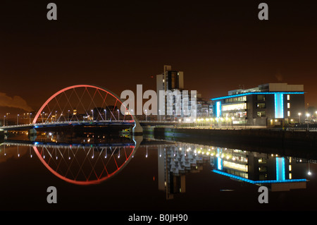 Une vue de la nuit de Glasgow Clyde Arc connu localement comme le Pont aux l'angle qu'elle traverse l'eau. Banque D'Images