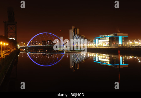 Une vue de la nuit de Glasgow Clyde Arc connu localement sous le pont aux en raison de l'angle qu'elle traverse l'eau. Banque D'Images