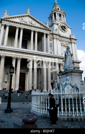 Stateu de la reine Victoria, la Cathédrale St Paul, Londres, Angleterre Banque D'Images