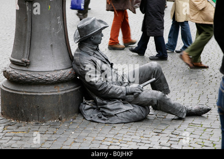 Artiste de rue habillés en cowboy pose comme statue en bronze d'un cow-boy assis appuyé contre réverbère dans Piazza Navona Rome. Banque D'Images