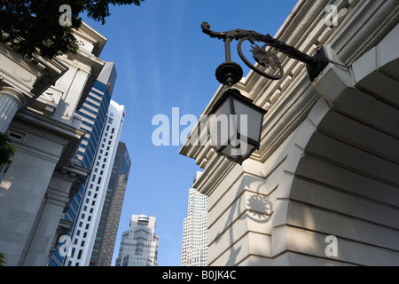 Lampe sur le pont Anderson, de la rivière Singapour, Singapour Banque D'Images