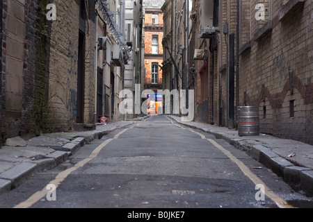 En regardant une ruelle déserte dans le centre-ville de Liverpool Banque D'Images