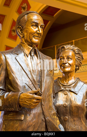 Des statues de Mike Maureen Mansfield par Gareth Curtis State Capitol Helena Montana USA Banque D'Images