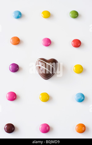 Smarties et un coeur chocolat Banque D'Images