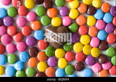 Smarties et un motif coeur chocolat Banque D'Images