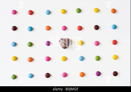 Smarties et un coeur chocolat Banque D'Images