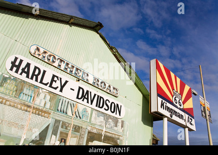 Harley Dvidson signer sur l'ancien bâtiment ferroviaire Ville historique Route 66 Kingman Arizona USA Banque D'Images