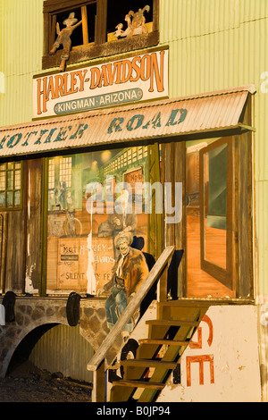 Harley Dvidson signer sur l'ancien bâtiment ferroviaire Ville historique Route 66 Kingman Arizona USA Banque D'Images