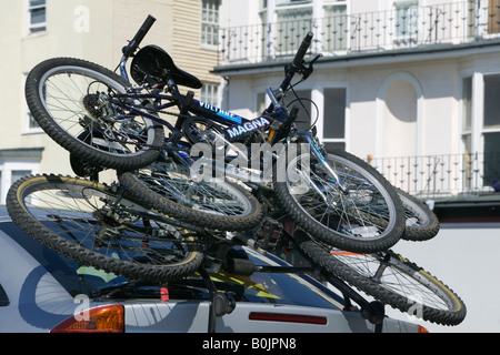 Le transport des bicyclettes avec une voiture Banque D'Images