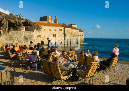 Plage juste à l'extérieur de la vieille ville de Budva Monténégro Europe Banque D'Images