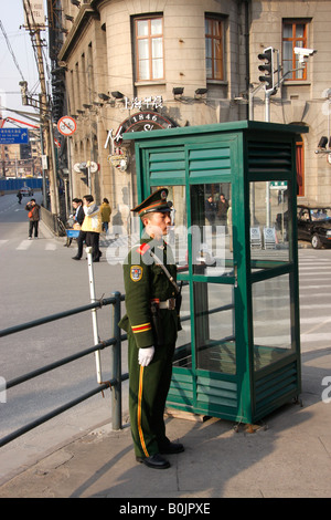 Policier en service chinois à Shanghai. Banque D'Images