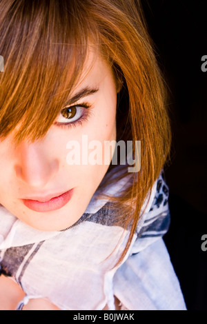 Jeune femme sérieuse portrait obscur Banque D'Images