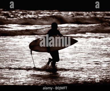 Il s'agit d'une photo d'un surfeur au Langland Bay Beach sur la péninsule de Gower. Il est populaire auprès des surfeurs et autres sports Banque D'Images