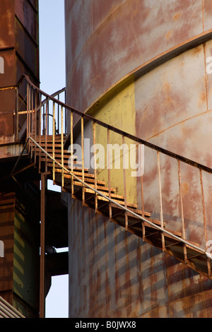 Rusty 'spiral' metal escaliers menant vers le haut. Banque D'Images