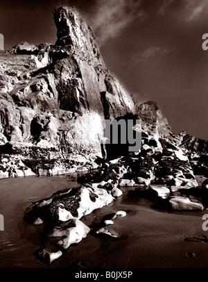 Cette formation rocheuse il Tor, qui peut être trouvé sur la plage de la baie de falaises trois, Oxwhich entre trois et falaises. Banque D'Images