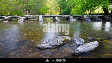 L'ancien pont Battant Tarr Étapes traversant la rivière Barle Exmoor National Park en Angleterre Somerset Banque D'Images