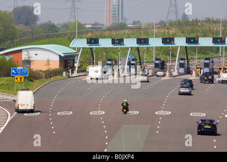 M6 Sans frais d'autoroute du dessus avec véhicules à proximité des cabines de péage West Midlands England UK Banque D'Images