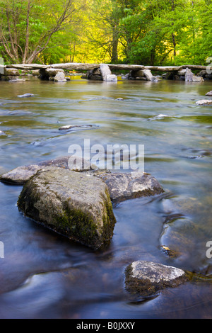 L'ancien pont Battant Tarr Étapes traversant la rivière Barle Exmoor National Park en Angleterre Somerset Banque D'Images