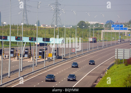 M6 Sans frais d'autoroute du dessus avec des cabines de péage et des véhicules sur quatre voies West Midlands England UK Banque D'Images