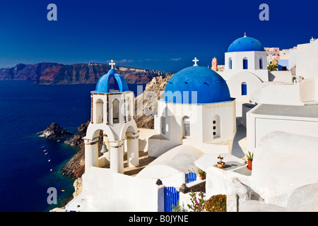 Coupole bleue des toits d'églises qui donnent sur l'océan Oia, Santorini, Grèce Banque D'Images