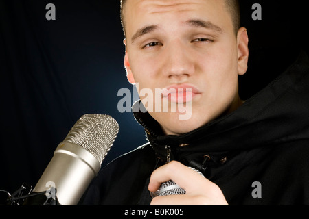 Adolescents agissant comme chanter et faire un visage Studio shot Banque D'Images