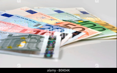 Simple coup de billets de 200 100 50 20 10 euros répartis sur un tableau blanc, Studio shot Banque D'Images