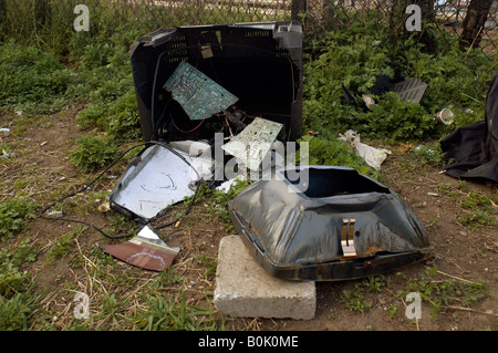 Téléviseur cassé et abandonné Banque D'Images