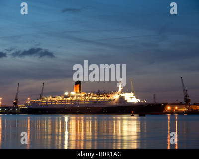 La Cunard Queen Elizabeth 2 amarré à la borne 105 à Southampton, Royaume-Uni Banque D'Images