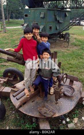 Enfants jouant sur un vieux canon anti. Hanoi, Vietnam. Banque D'Images