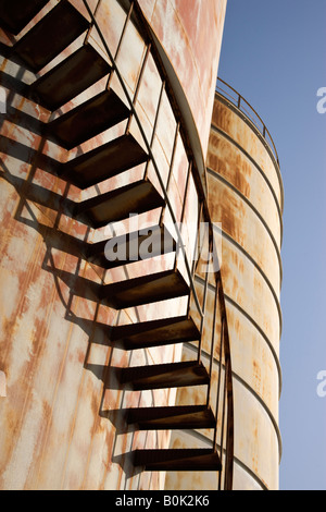 Rusty metal spirale escalier menant vers le haut. Banque D'Images