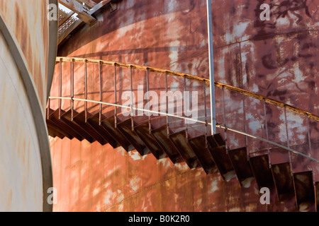 Rusty metal spirale escalier menant vers le haut. Banque D'Images