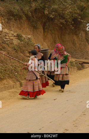 Nord-ouest du Vietnam peuvent cau Flower Hmong hilltribe minorité de femmes portant le costume traditionnel du marché Banque D'Images