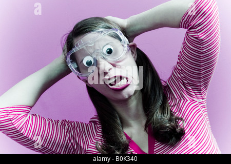 Jeune femme portant des lunettes sur lequel est fixé deux yeux de poupée modèle et l'emplacement libéré Banque D'Images