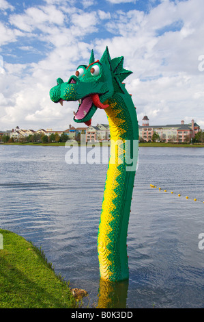 Le Dragon Lego dans le lac à Downtown Disney à Lake Buena Vista, Floride USA Banque D'Images