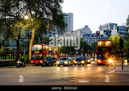 Le trafic routier a Hyde Park Corner London UK Europe Banque D'Images