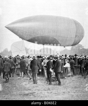 Alberto Santos-Dumont landing son dirigeable numéro 9 de Longchamp, Paris, 1903. Artiste : Inconnu Banque D'Images