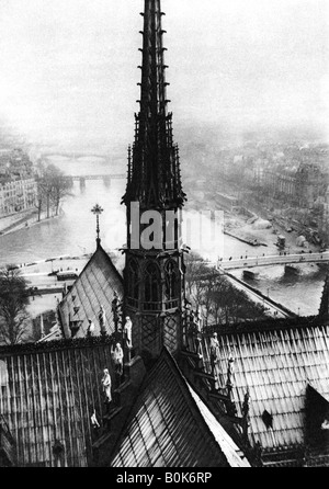 La flèche de Notre Dame vue depuis les tours, Paris, 1931.Artiste : Ernest Flammarion Banque D'Images