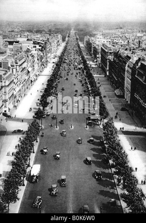 Vue sur l'Avenue des Champs Elysées, Paris, 1931.Artiste : Ernest Flammarion Banque D'Images