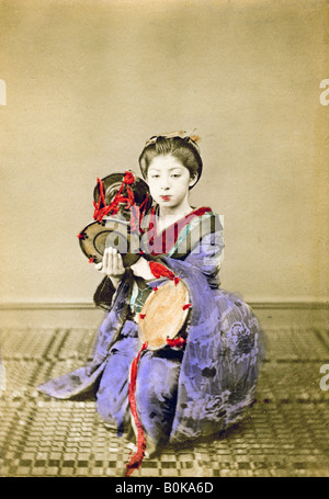 Geisha jouant le tsuzumi, Japon, 1882. Artiste : Felice Beato Banque D'Images