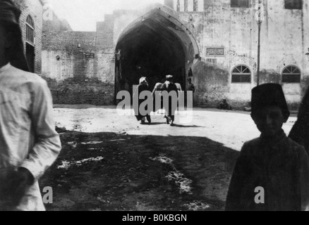 Entrée du bazar de Bagdad, la Mésopotamie, LA PREMIÈRE GUERRE MONDIALE, 1918. Artiste : Inconnu Banque D'Images