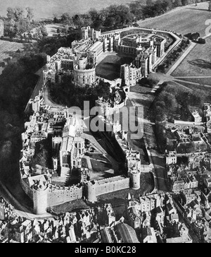 Vue aérienne du château de Windsor, avec la Chapelle St George au premier plan, 1935. Artiste : Inconnu Banque D'Images