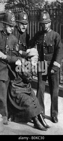 Une suffragette d'être arrêté, c1910s (1935). Artiste : Inconnu Banque D'Images