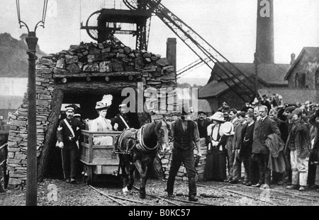 La visite d'un Queen Mary Welsh Colliery, 1935. Artiste : Inconnu Banque D'Images