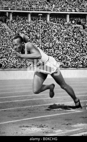 Jesse Owens au début de la 200 mètres au Jeux Olympiques de Berlin, 1936. Artiste : Inconnu Banque D'Images