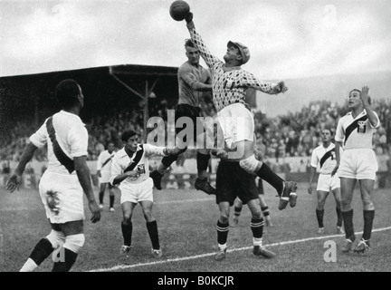 L'équipe du Pérou de football olympique aux Jeux Olympiques de Berlin, dans l'action, 1936. Artiste : Inconnu Banque D'Images